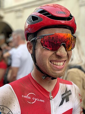 UCI Gravelbike WM 2022. Gravelbiker mit dreckverschmiertem Gesicht. 