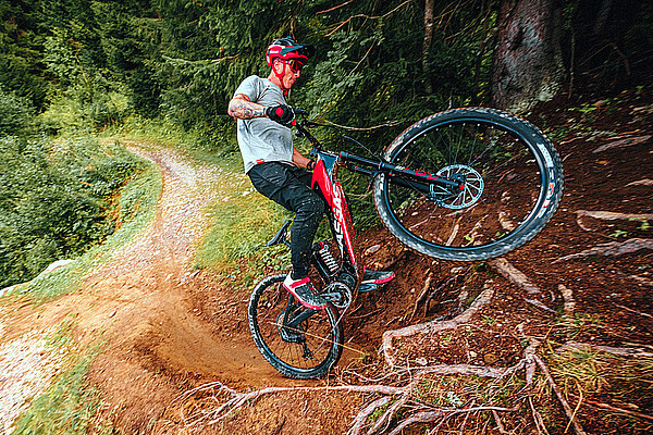Pierer Verlust 2024. Ein Mann fährt auf dem Hinterrad seines Mountainbikes.