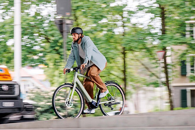 E-Bike Trends 2024. Ein Mann fährt auf einem Light-Support-E-Bike von Flyer durch die Stadt.