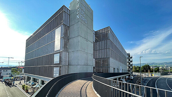 Amag und Tier lancieren mobility as a serivice angebot. Grosses Bürogebäude von aussen.