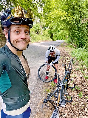 Tandem Fahrrad Reise Italien. Ein Mann mit Fahrradhelm blickt in die Kamera.