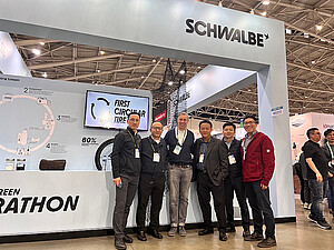 Schwalbe Green Marathon Reifen aus Fischernetzen. Messestand mit Menschen
