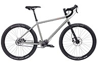 Bikepacking-Gravelbike mit vielen Befestigungspunkten für Taschen