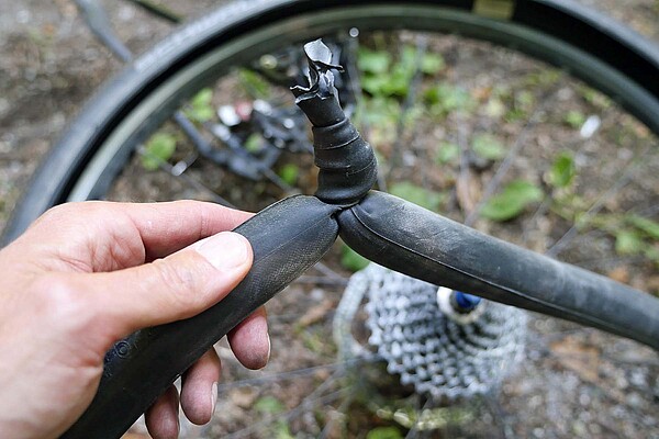 Fahrradpanne unterwegs Knoten im Fahrradschlauch.