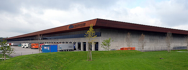 Pierer Mobility Gewinnwarnung 2024. Firmengebäude, davor eine grüne Wiese.