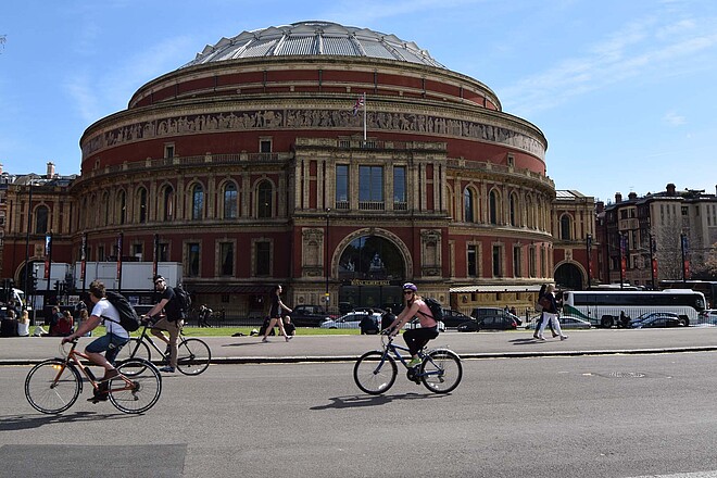 Der neue Highway Code schützt Velofahrende stärker. Velofahrer vor der Royal Albert Hall in London