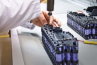 Alternative zum Neukauf von E-Bike Akkus. Akkuzellen in einer Batterie.