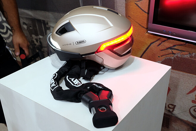 100 Jahre Abus. Fahrradhelm und Fahrradschloss von Abus.