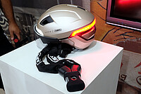 100 Jahre Abus. Fahrradhelm und Fahrradschloss von Abus.