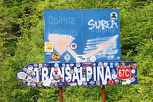 Strassenschild mit vielen Aufklebern.