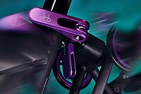Violetter Schnellspanner für den Sattel eines Fahrrads von Brompton. 