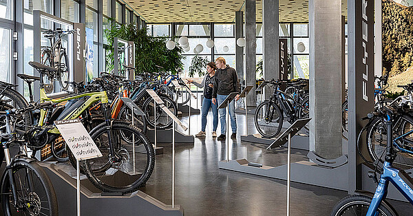 Flyer entlässt ein Drittel der Belegschaft. Fahrradgeschäft mit vielen Velos.