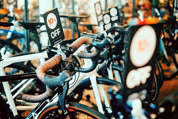 Hohe Rabatte auf Velos und E-Bikes in der Schweiz. Fahrräder mit reduziertem Preisschild in einem Fahrradgeschäft.