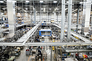 Brompton BGF Investor. Arbeiter montieren Fahrräder in einer Fabrik.