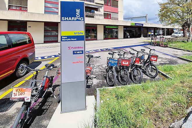 Sharing Zone. Publibikes stehen auf einem Parkplatz.
