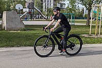 Canyon GrizlOn CF Daily im Test. Ein Mann mit schwarzer Kleidung und Sonnenbrille fährt auf einem Rennrad.