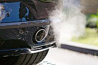 Katalysatoren in Autos funktionieren nur, wenn sie heiss sind. Abgase kommen aus einem Auspuff.