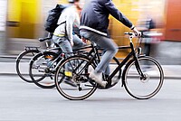 Bike to Work ist die grösste Gesundheitsförderaktion der Schweiz. Personen fahren auf Velos,