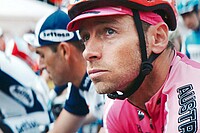 Radrennfahrer warten auf den Start eines Rennens