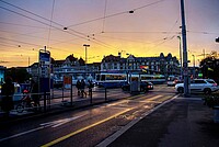 Strasse mit Verkehr in der Stadt Zürich bei Eindämmerung.