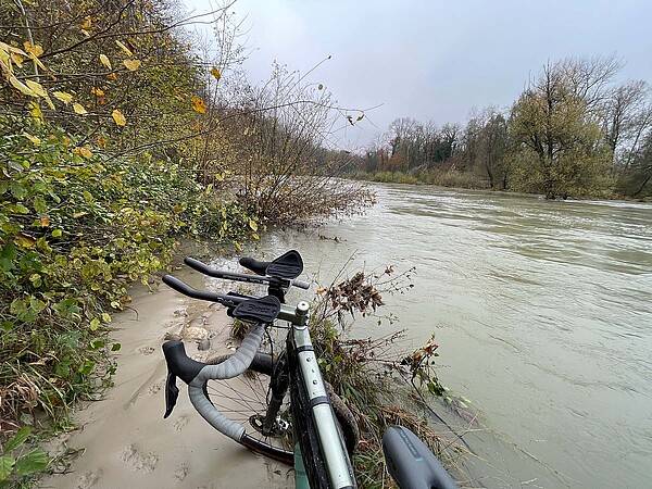 Winter Gravelbike Zürich nach Bern. Ein überfluteter Weg.