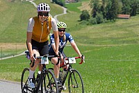 2 Frauen fahren am Fahrradmarathon La Reine auf dem Rennvelo durch das Berner Oberland