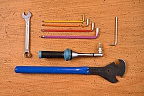 Werkzeug liegt auf einer Tischplatte.