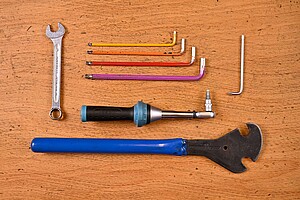Werkzeug liegt auf einer Tischplatte.