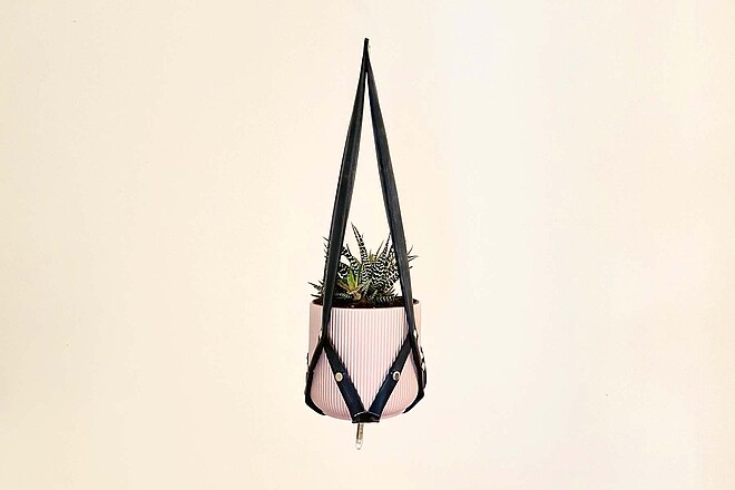 Blumentopf Anfhängung alte Fahrradschläuche.