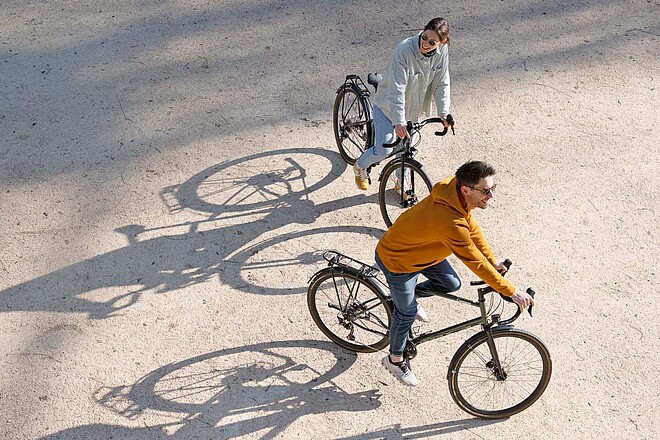 Zwei Personen sitzen auf Velos