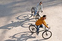 Zwei Personen sitzen auf Velos