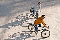 Zwei Personen sitzen auf Velos