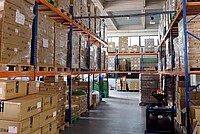 Warum sind die Lager der Velohändler voll. Lagerhalle mit Hochlagern.