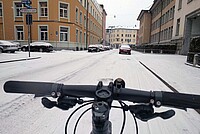 Der erste Schnee des Winters: Kein Grund, das Velo stehen zu lassen. 
