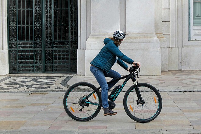 Frau auf einem E-Bike