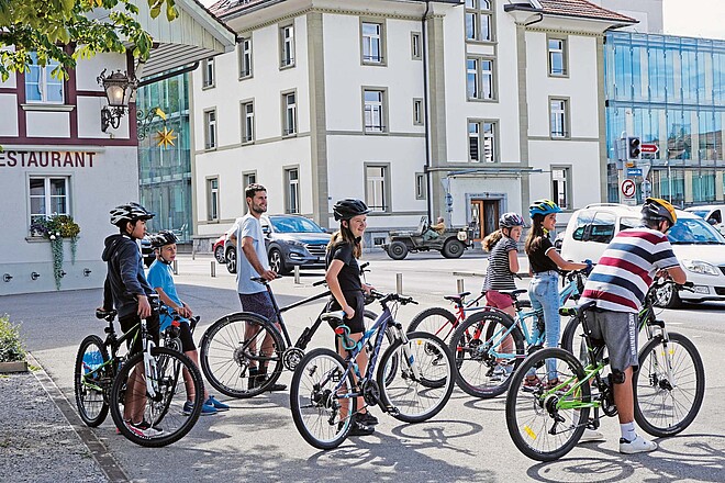 Bei den mittelgrossen Städten heisst die neue Siegerin des Prix Velo Köniz. Bei den mittelgrossen Städten heisst die neue Siegerin des Prix Velo Köniz. Kinder stehen mit Fahrrädern an einer Strasse.