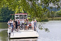 Fahrradtour im Radrevier Ruhr. Eine Fähre bringt Personen über einen Fluss.