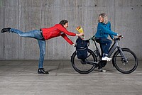 Ein Mann gibt einer Frau Blumen